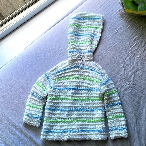 A handmade sweater for babies 3 - 6 months. - Picture 2 of 2
